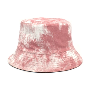 Dettaglio del motivo tie-dye rosa e della trama in cotone su un cappello a secchiello