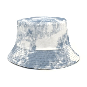 Dettaglio ravvicinato del cappello alla pescatora tie-dye blu e bianco con cuciture rinforzate