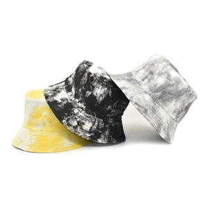 Tre cappelli a secchiello in cotone tie-dye gialli neri e grigi per la protezione dal sole