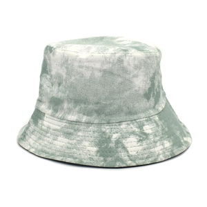 Dettaglio ravvicinato del cappello da pescatore tie-dye verde erba in twill di cotone