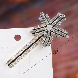 Detail shot of a 7.2cm star-shaped pearl hair clip with sparkling rhinestones and colorful stone