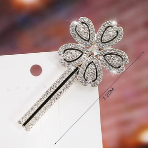 Close-up of a 7.2cm sparkling flower hair clip with white rhinestones on card