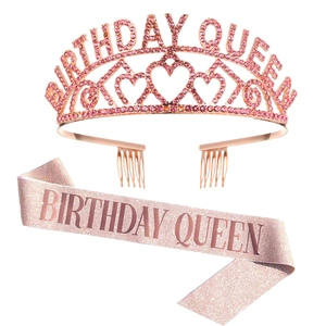 Dettaglio corona in strass oro rosa e fascia glitterata con scritta Birthday Queen