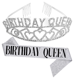 Dettaglio della tiara in strass argento BIRTHDAY QUEEN e set di fascia glitterata