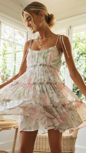 Détail de l'ourlet à volants superposés et de l'imprimé floral rose sur cette mini-robe