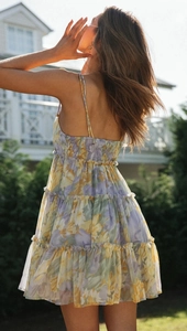 Détail du dos de la robe à fleurs à volants avec design smocké élastique et bretelles