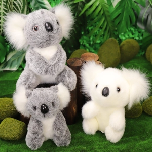 Peluche di koala realistici grigi e bianchi in un ambiente di foresta naturale