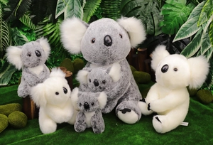Gruppo di peluche koala grigi e bianchi in una scena realistica della giungla