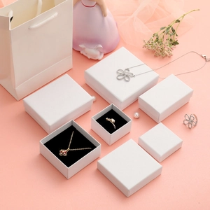 White checkered jewelry box set with matching paper bags and litchi texture finish