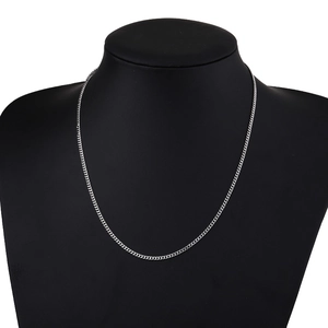 Collier chaîne cubaine 2mm en acier inoxydable argenté sur un buste de mannequin noir