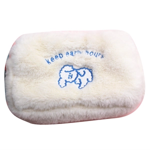 Trousse à maquillage en peluche blanc cassé avec broderie de chiot bleu et texte Keep early hours