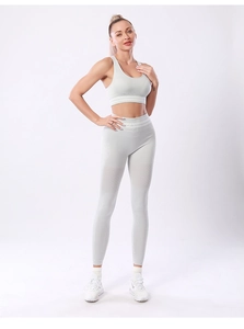 Détail d'un ensemble de yoga gris clair sans couture avec texture côtelée et brassière dos nageur