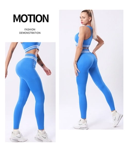 Détail de l'ensemble de yoga bleu nervuré en tissu respirant avec rayures blanches