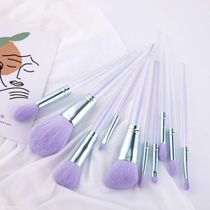 Detail eines 10-teiligen Make-up-Pinselsets mit Kristallgriffen und Lavendelborsten