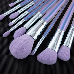 10-teiliges Make-up-Pinsel-Set mit lila Borsten und Griffen in Acryl-Farbverlauf-Optik