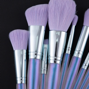 Details von lavendelfarbenen Borsten und holografischem Acrylgriff am Make-up-Pinsel