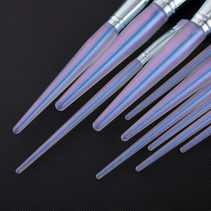 Details von holografischen Make-up-Pinseln aus Acryl-Kristall mit silberner Zwinge