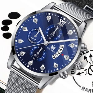 Vue rapprochée d'une montre à cadran bleu avec bracelet milanais et dateur