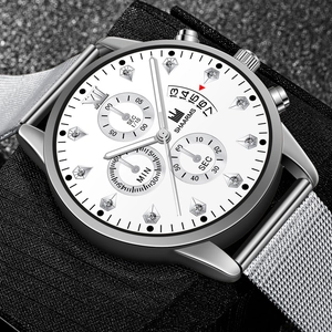 Vue rapprochée d'une montre bracelet en maille avec chiffres romains et index sertis