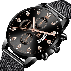 Détail de montre à bracelet noir avec aiguilles or rose et index diamantés sur cadran
