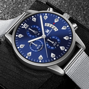 Gros plan détaillé du cadran bleu avec chiffres romains et bracelet en acier
