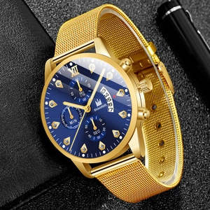 Vue macro d'une montre d'affaires pour hommes avec cadran bleu et index romains dorés
