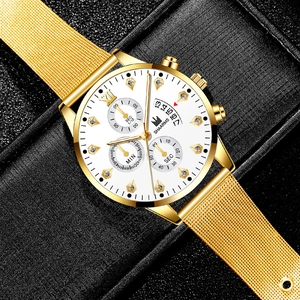Vue macro de la montre d'affaires dorée avec index diamants et guichet de date