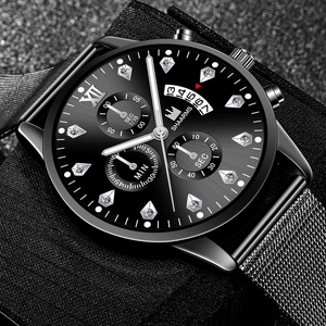 Vue macro du cadran de montre à quartz avec chiffres romains et index en diamant