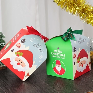 Scatole regalo di Natale con Babbo Natale e nastri per confezioni regalo festive