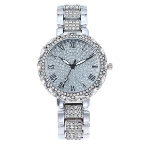 Montre argentée pour femme sertie de cristaux avec cadran à chiffres romains élégant