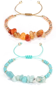 Detalle de pulseras bohemias tejidas con piedras naturales de colores y cordón ajustable