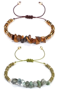 Detalle de pulseras tejidas a mano con piedras naturales y cordón ajustable cómodo