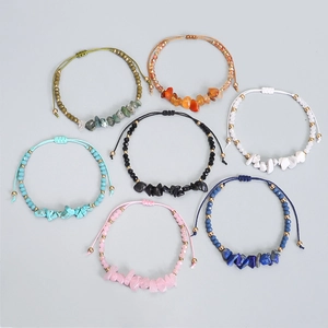 Detalle de siete pulseras tejidas a mano con piedras naturales y nudos ajustables