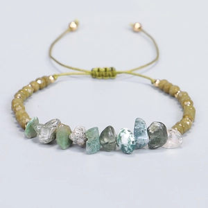 Detalle de pulsera tejida a mano con piedras naturales de colores y cuentas verdes