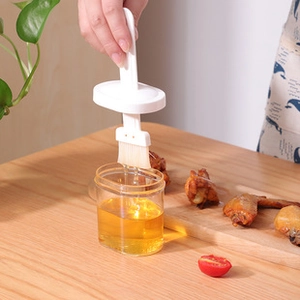 Vue détaillée du pinceau à huile en silicone blanc avec flacon résistant à la chaleur