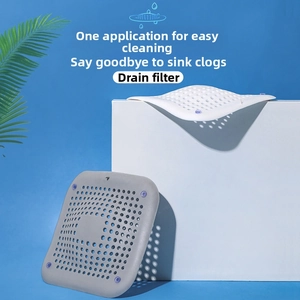 Dettaglio dei copriscarichi in silicone bianco e grigio su un supporto da esposizione