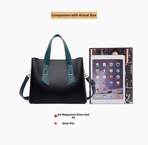 Dettaglio capacità della borsa in pelle nera che mostra spazio per iPad ma non per A4