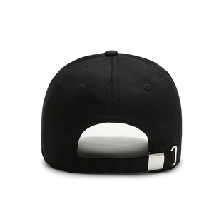 Vista trasera de la gorra de béisbol de algodón negro con hebilla metálica ajustable