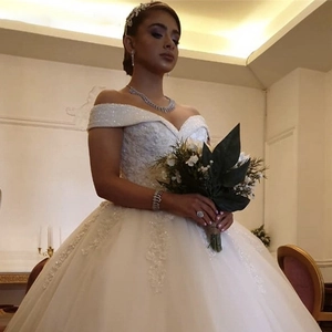 Robe de mariée princesse blanche à épaules dénudées avec broderie de dentelle et perles