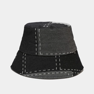 Detail der Kontrastnähte und des Denim-Patchwork-Designs auf dem Fischerhut