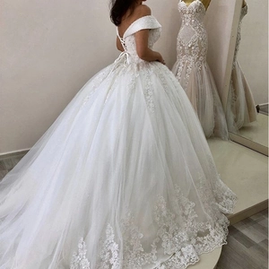 Robe de mariée blanche à épaules dénudées avec appliques de dentelle et dos lacé