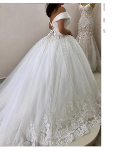 Vue détaillée du dos d'une robe de mariée en dentelle avec laçage et broderies fines