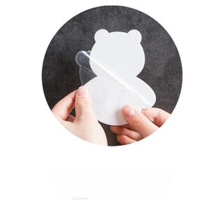 Adhesive bear-shaped wall hook detail showing 5kg load capacity and strong sticky backing