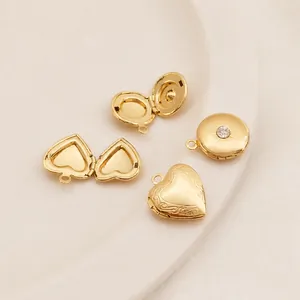 Detalle de colgantes de relicario de corazón y redondos bañados en oro de 14K