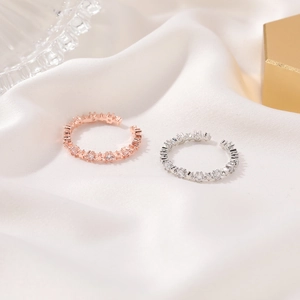 Star-patterned open rings set with zircons in rose gold and silver finishes