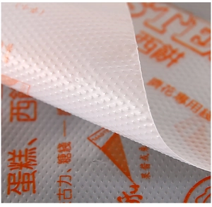 Détail macro de la texture antidérapante et des étiquettes orange sur la poche à douille