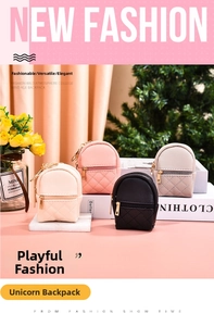 Dettaglio di mini zaini in pelle PU in quattro colori con trapuntatura a rombi