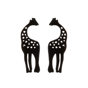 Paar schwarze Giraffen-Ohrstecker mit hohlen Punktmustern auf sauberem weißem Hintergrund
