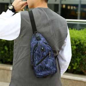Sac de poitrine homme camouflage bleu imperméable en oxford avec port USB et bandoulière