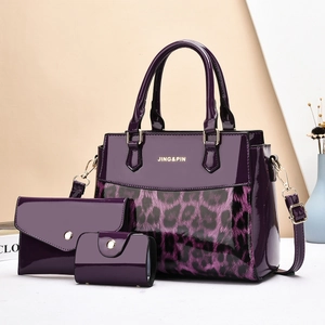 Ensemble de trois sacs violet imprimé léopard avec finition brillante et détails dorés